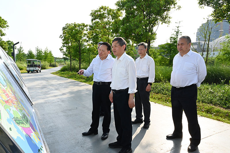 生态环境部部长黄润秋赴湖北武汉调研生态环境保护工作